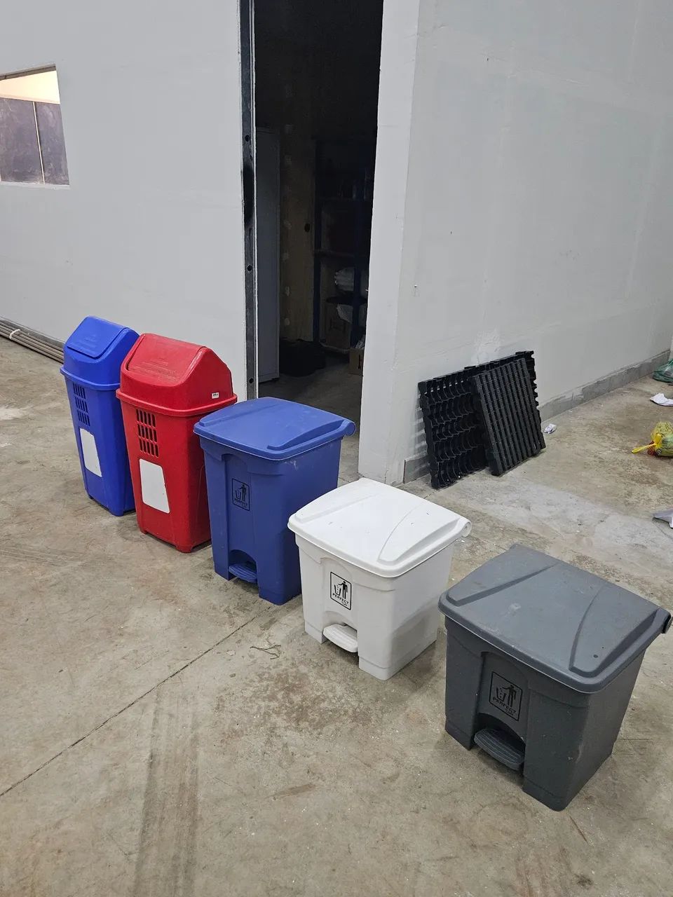 Lixeiras com pouco uso