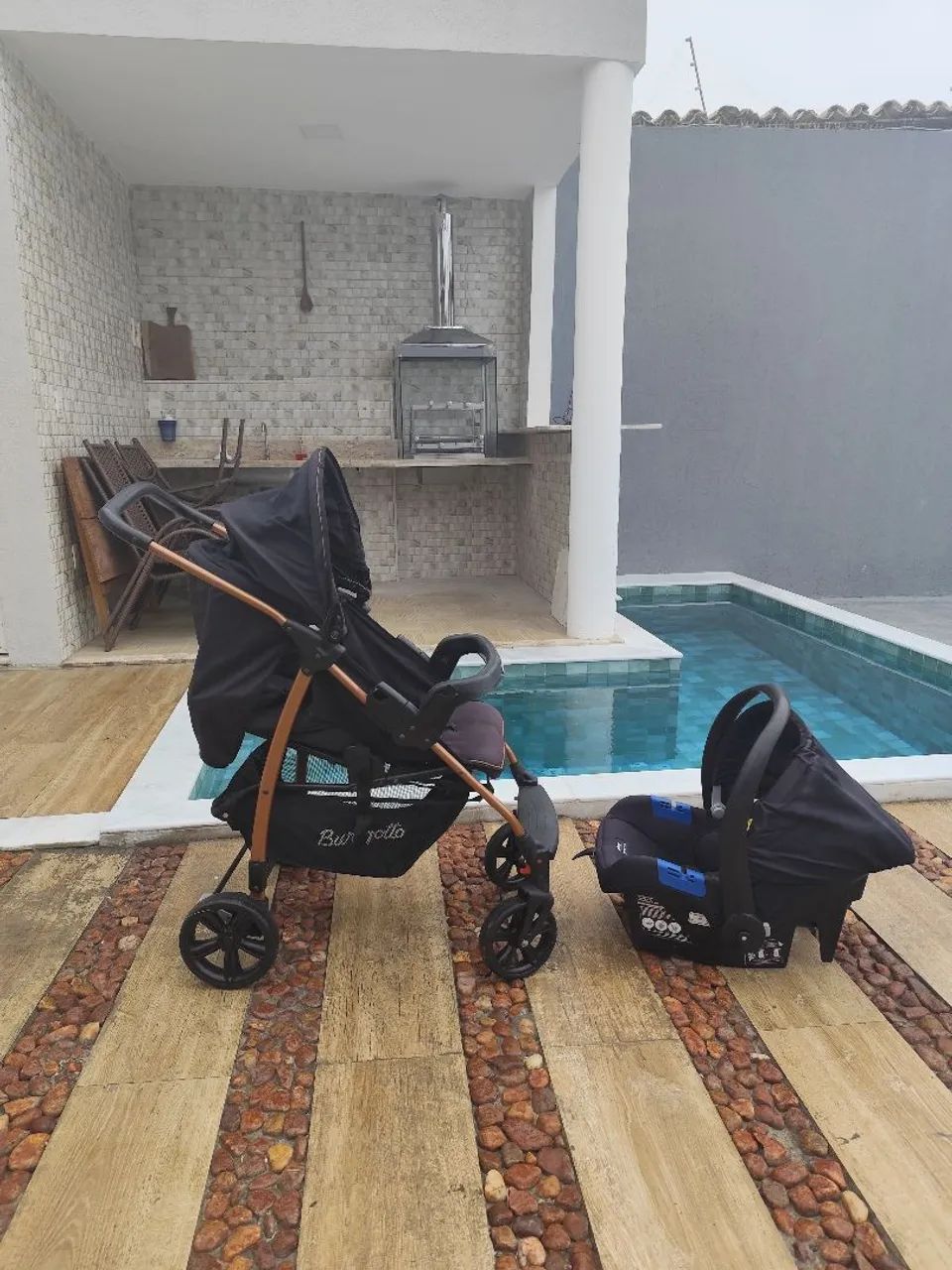 Carrinho com bebê conforto 