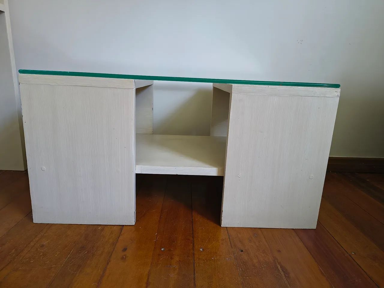 Mesa de centro de madeira maciça e tampo de vidro - Foto 2