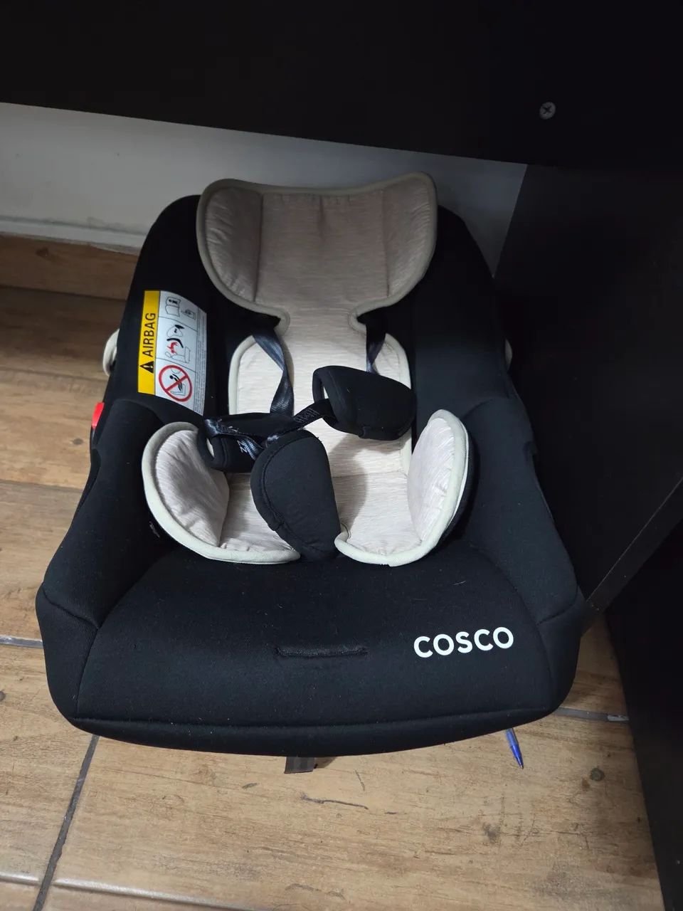 Mini berço e bebê conforto