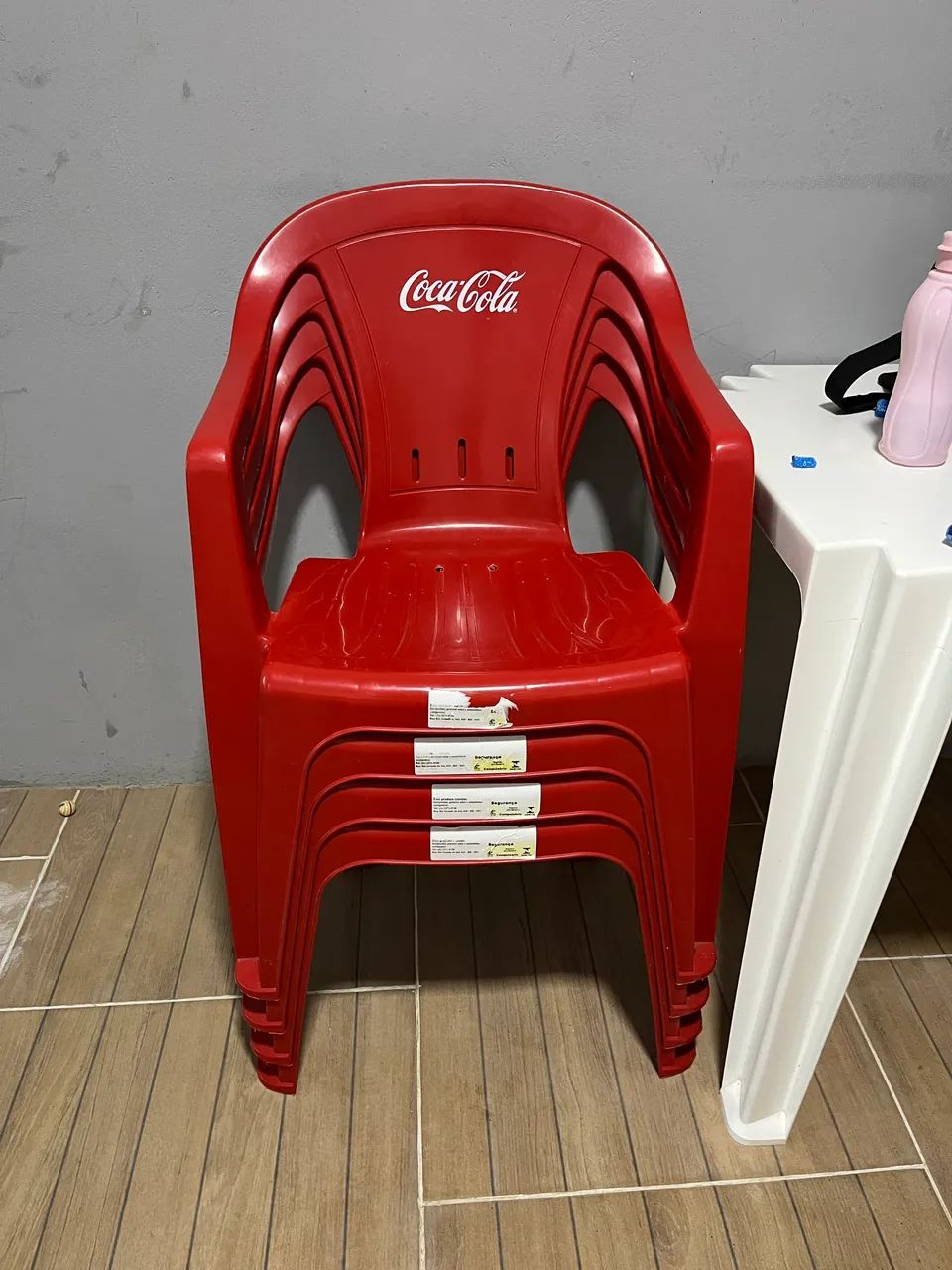 Vende-se mesa com 4 cadeiras