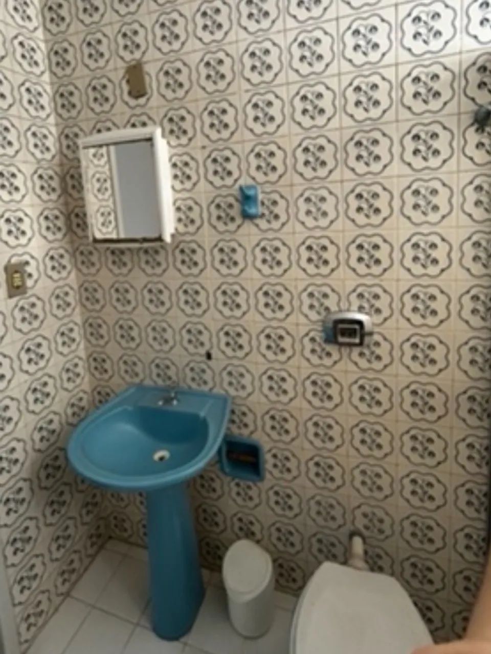 Banheiro azul antigo e acessórios  - Foto 2