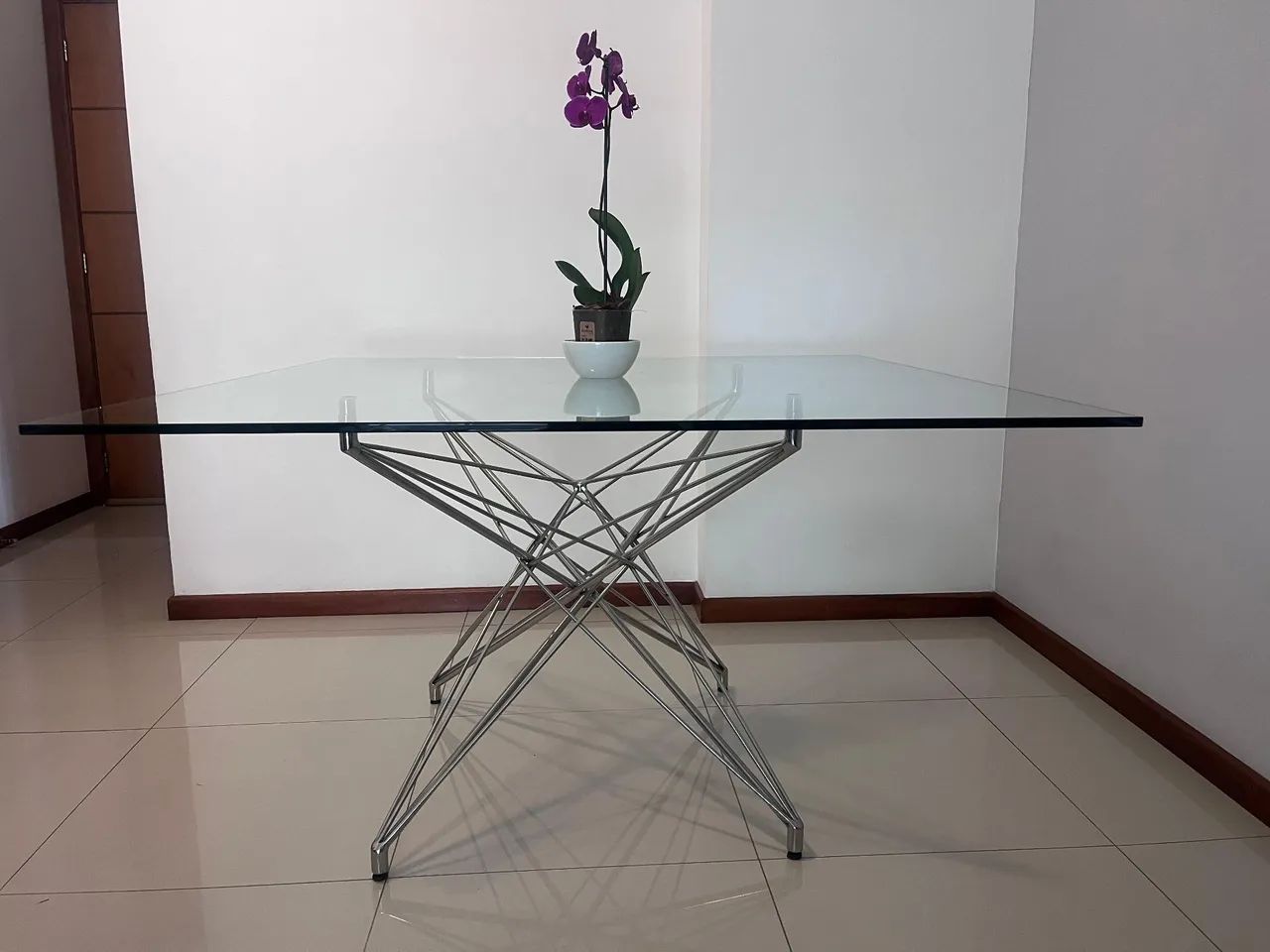 Conjunto de mesa metálica com tampo de vidro e cadeiras