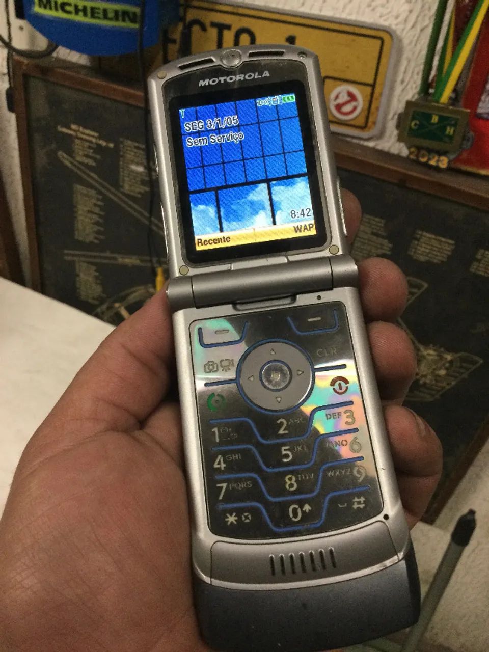 celular antigo motorola v3