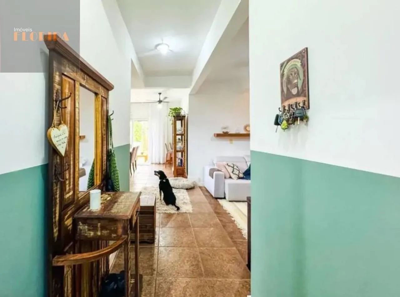 Casa com 4 dormitórios e amplo quintal no Carianos - Foto 2
