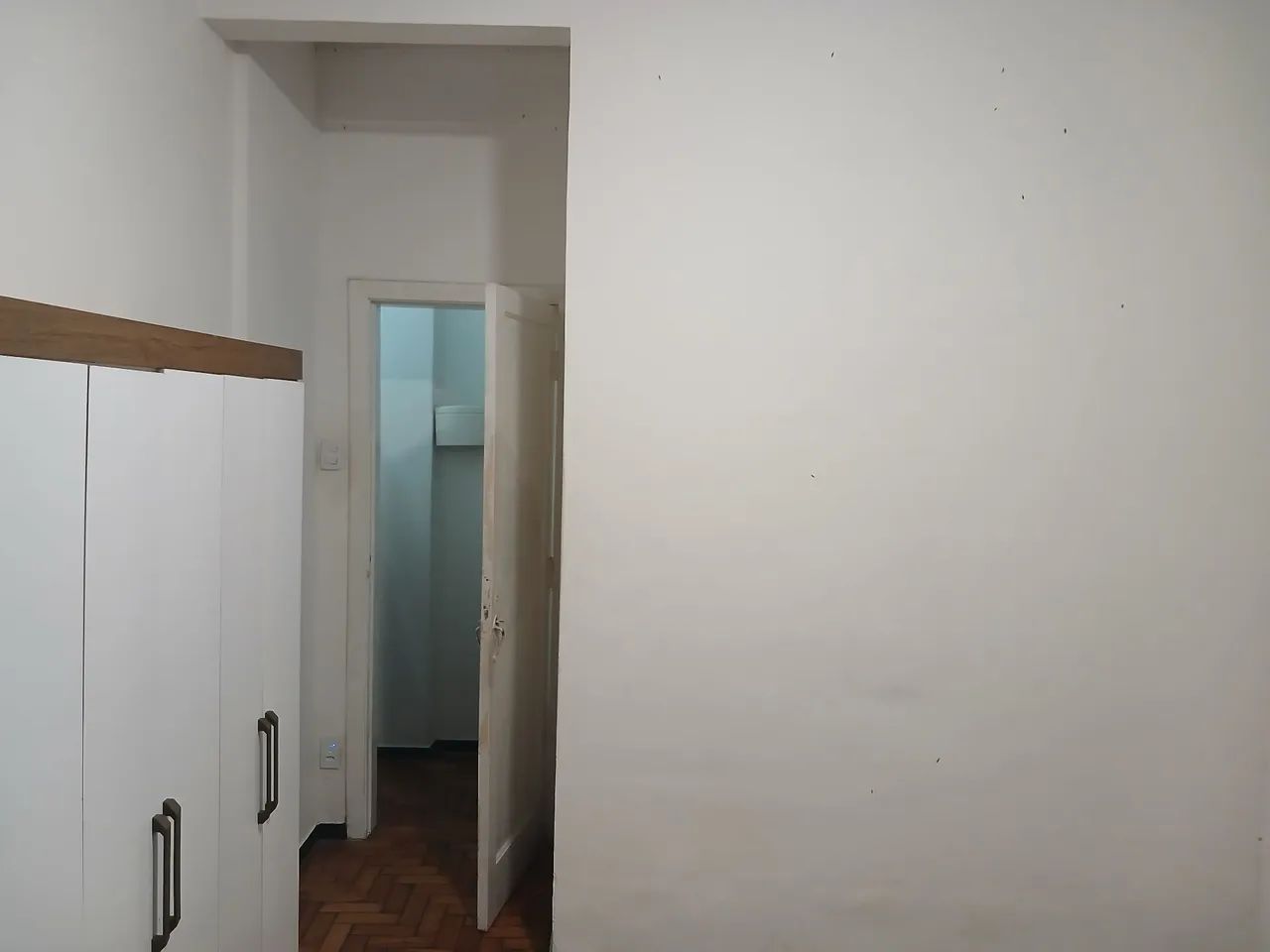 ALUGO UM QUARTO GRANDE