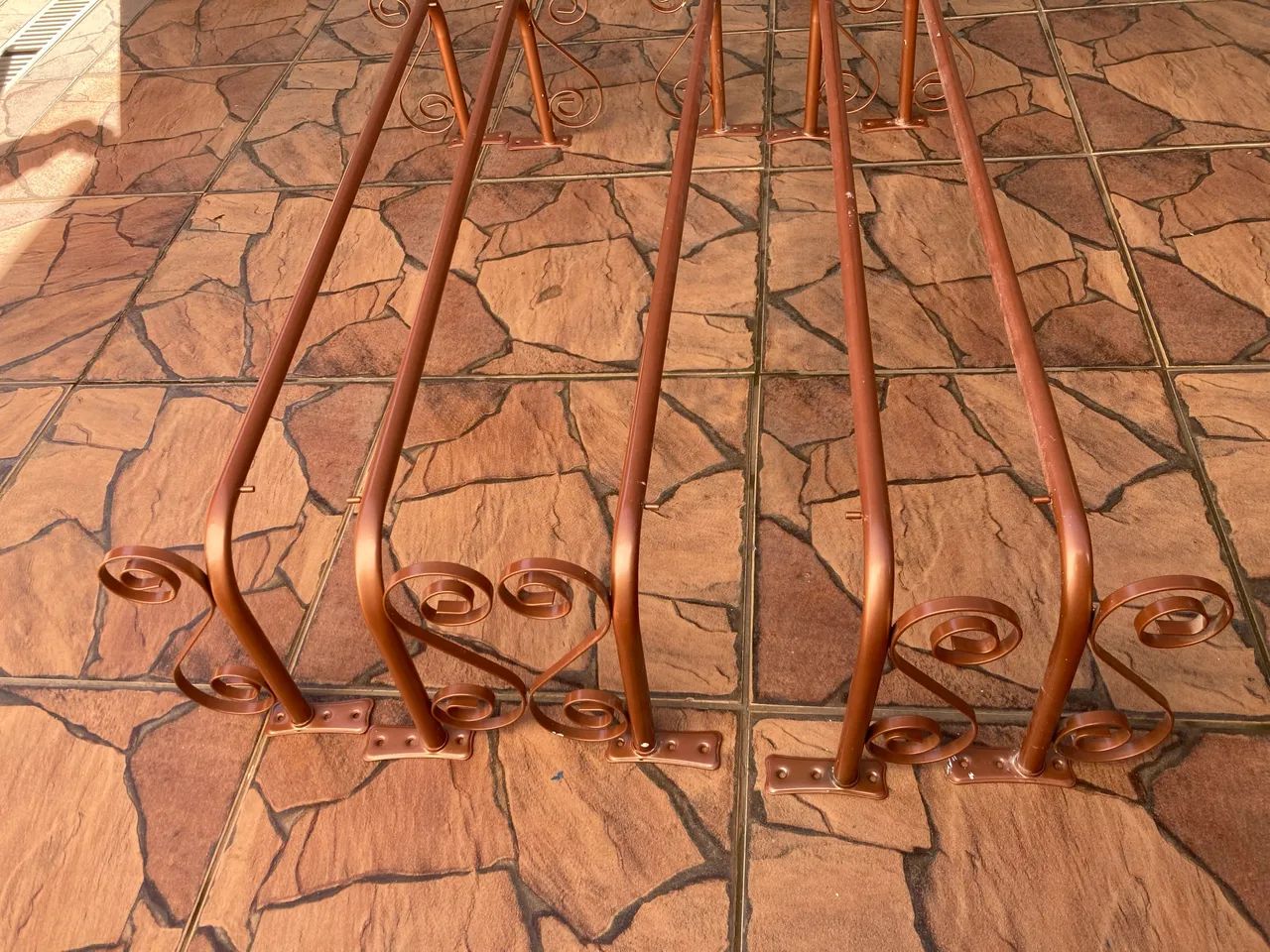Araras de parede na cor  rosê - Foto 2