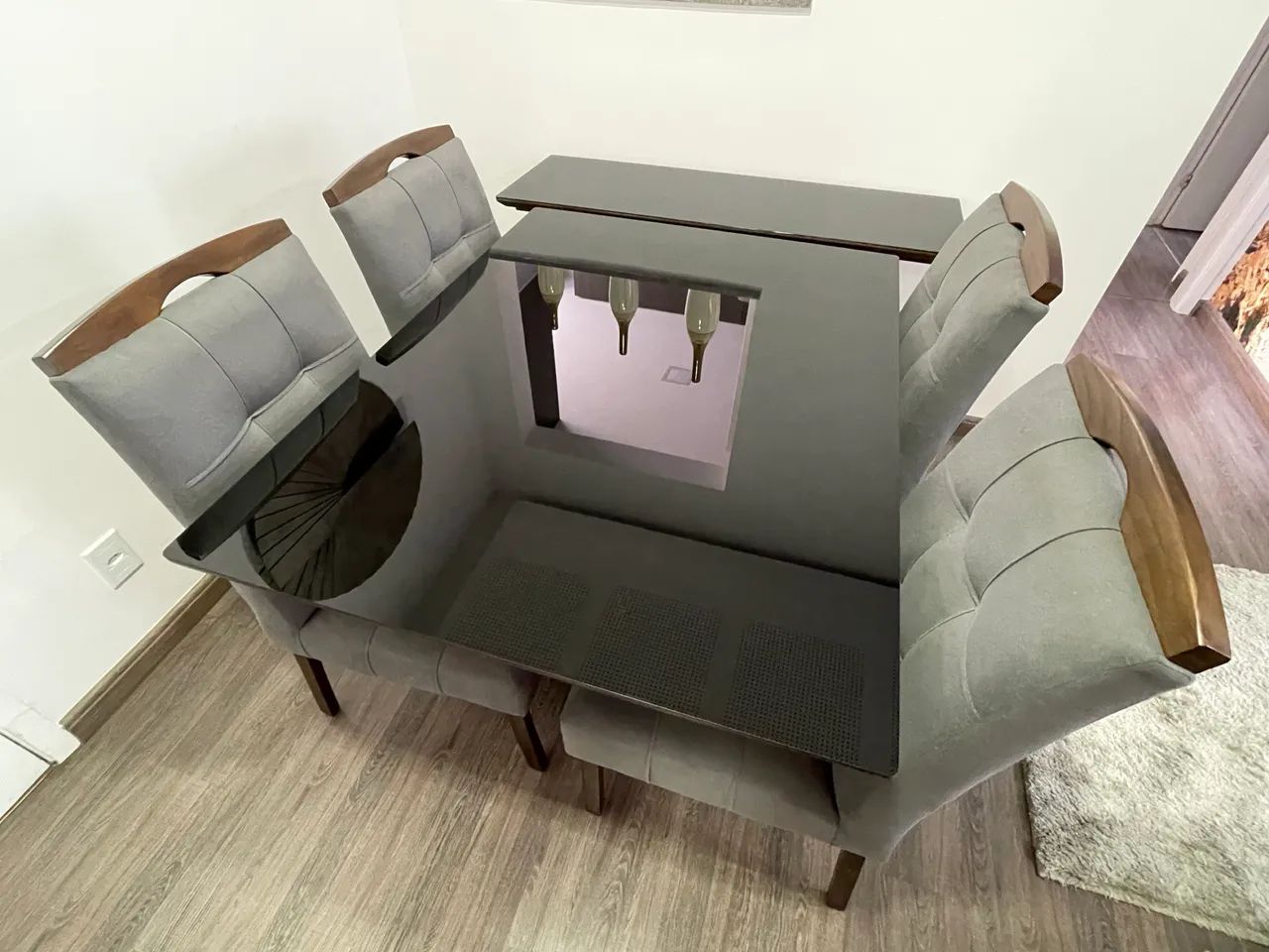 Mesa 4 cadeiras + aparador