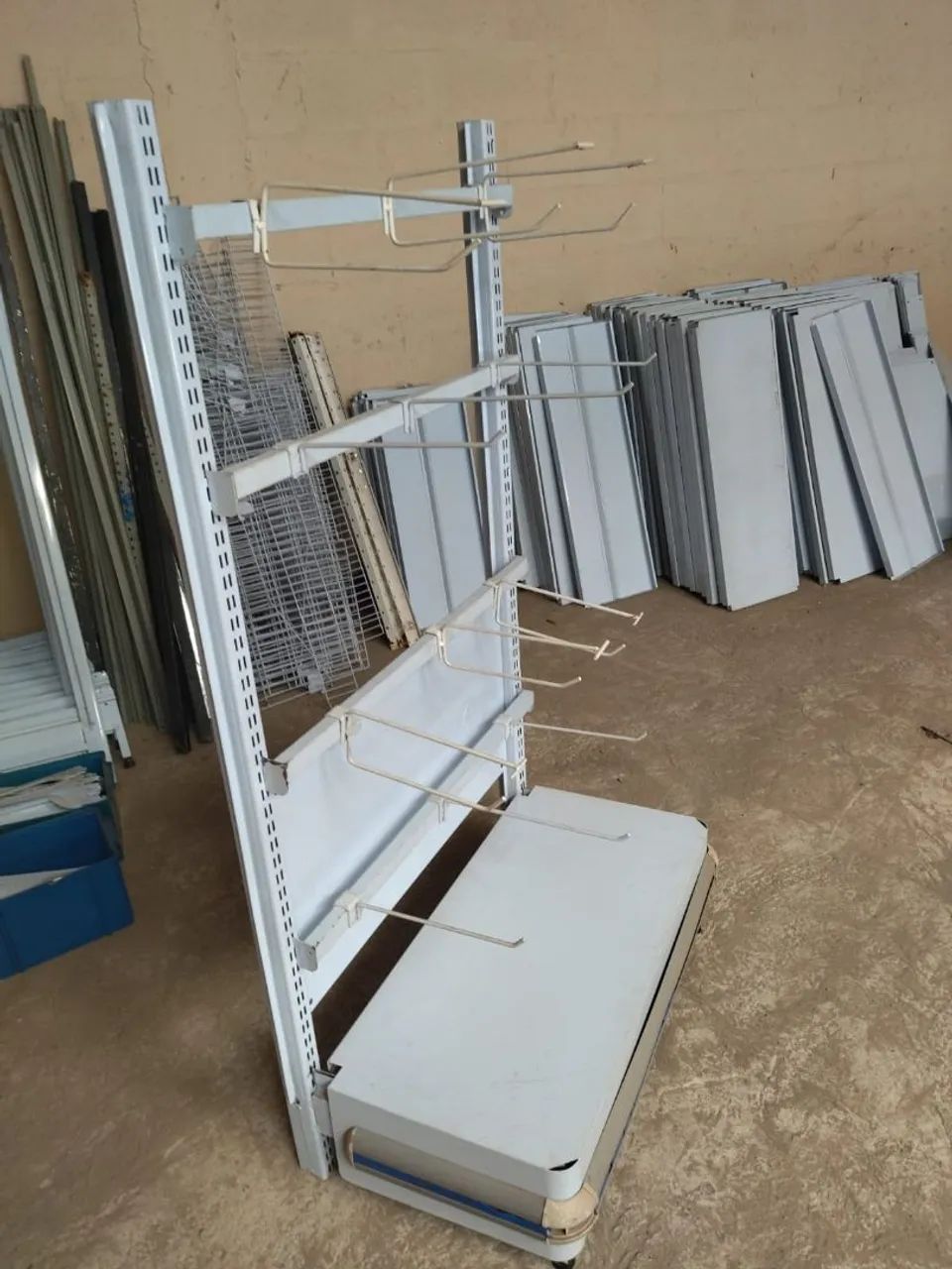 Expositor de mercadorias com ganchos, USADO ENTREGA dentro de Uberlândia MG  - Foto 4