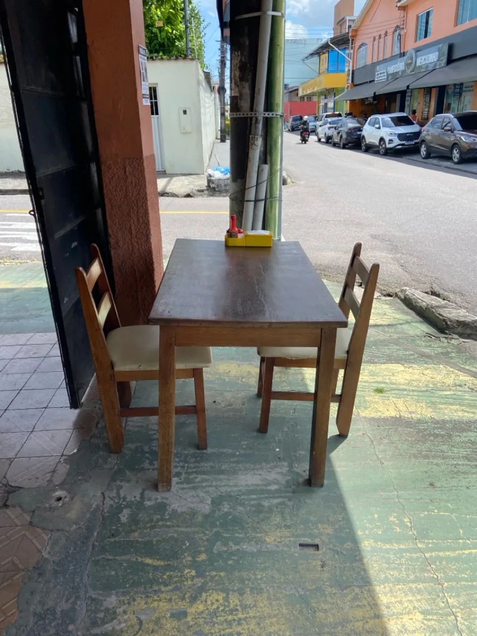 Jogo de mesa para restaurante com 4 cadeiras almofadadas