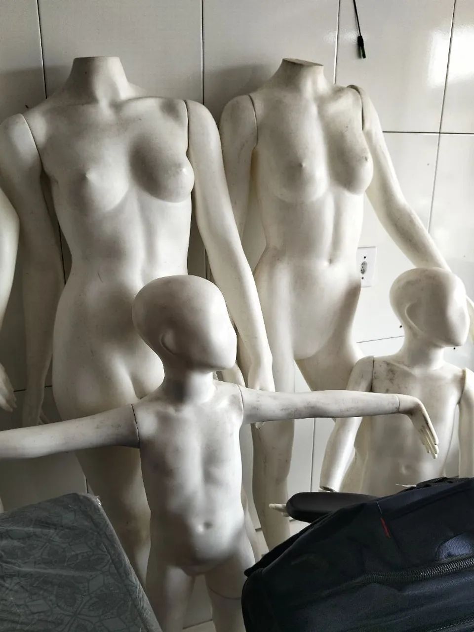 Manequins femininos adultos e adolescentes 