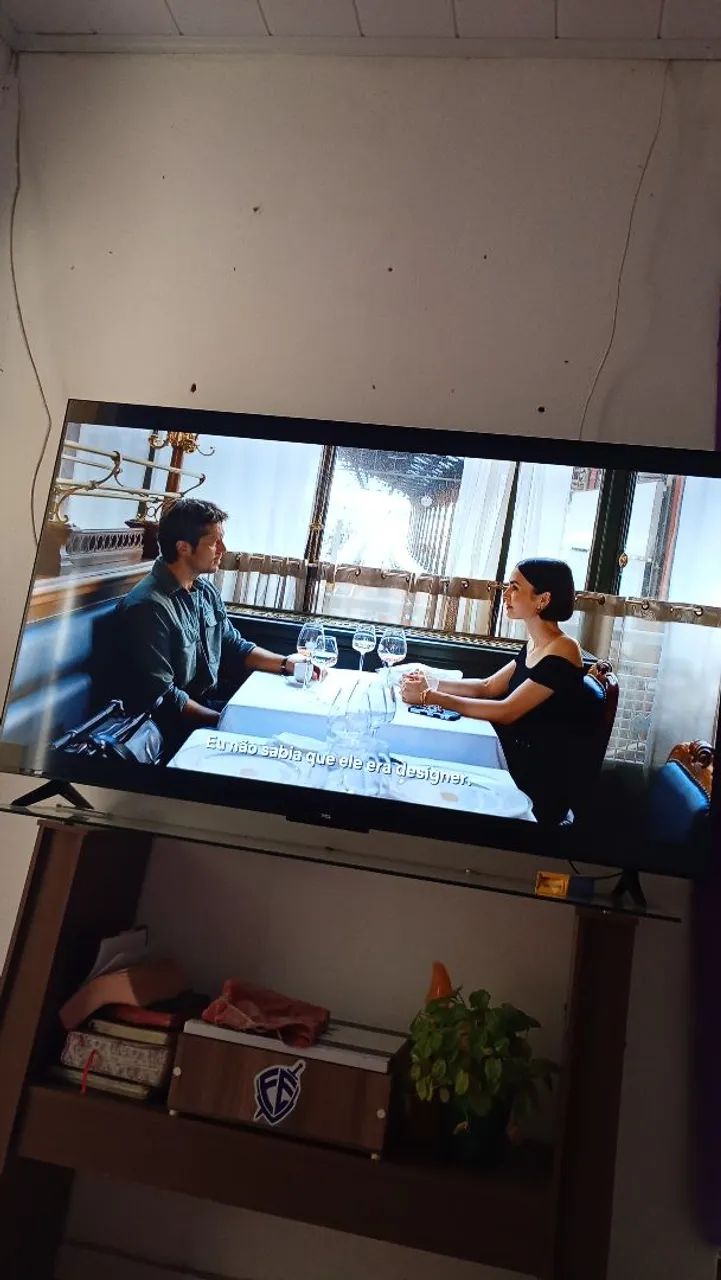 Vende se uma tv 55 polegadas seminovos só 6mezes de uso 4k com comando de voz pretfeita