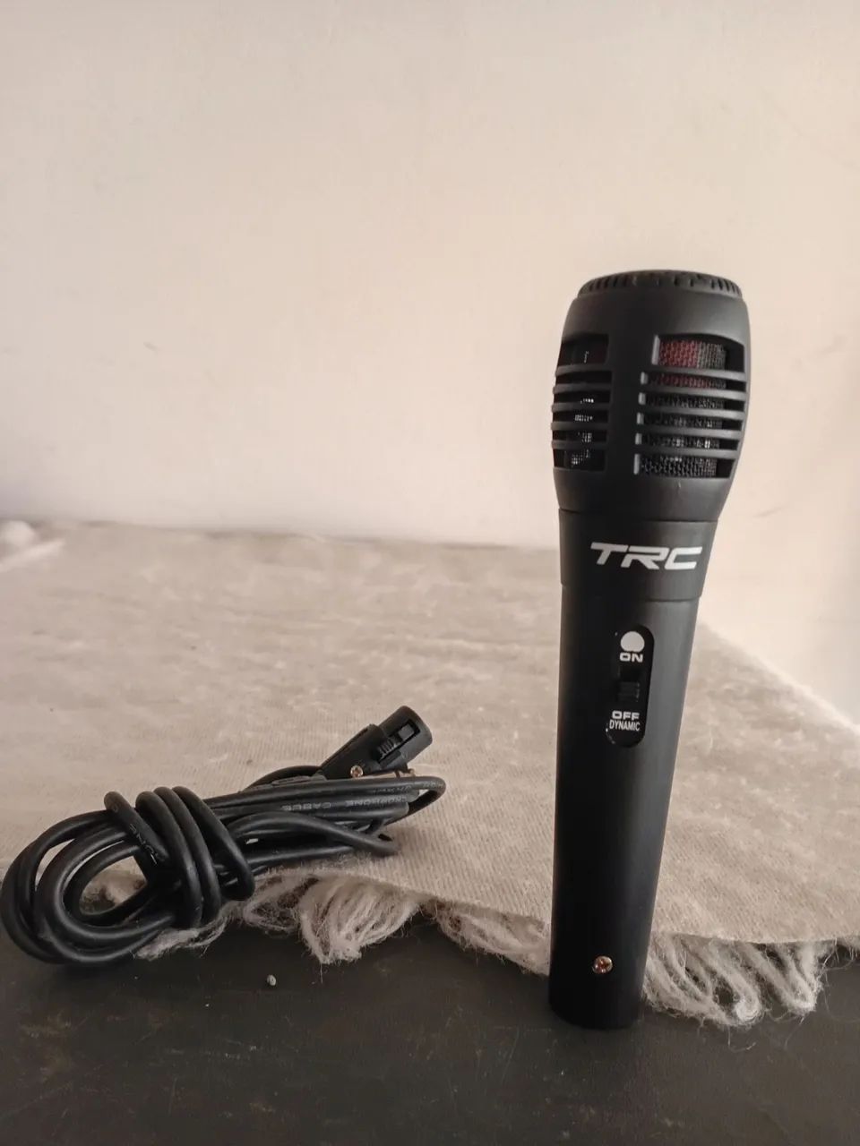 microfone dinâmico com fio da marca TRC.