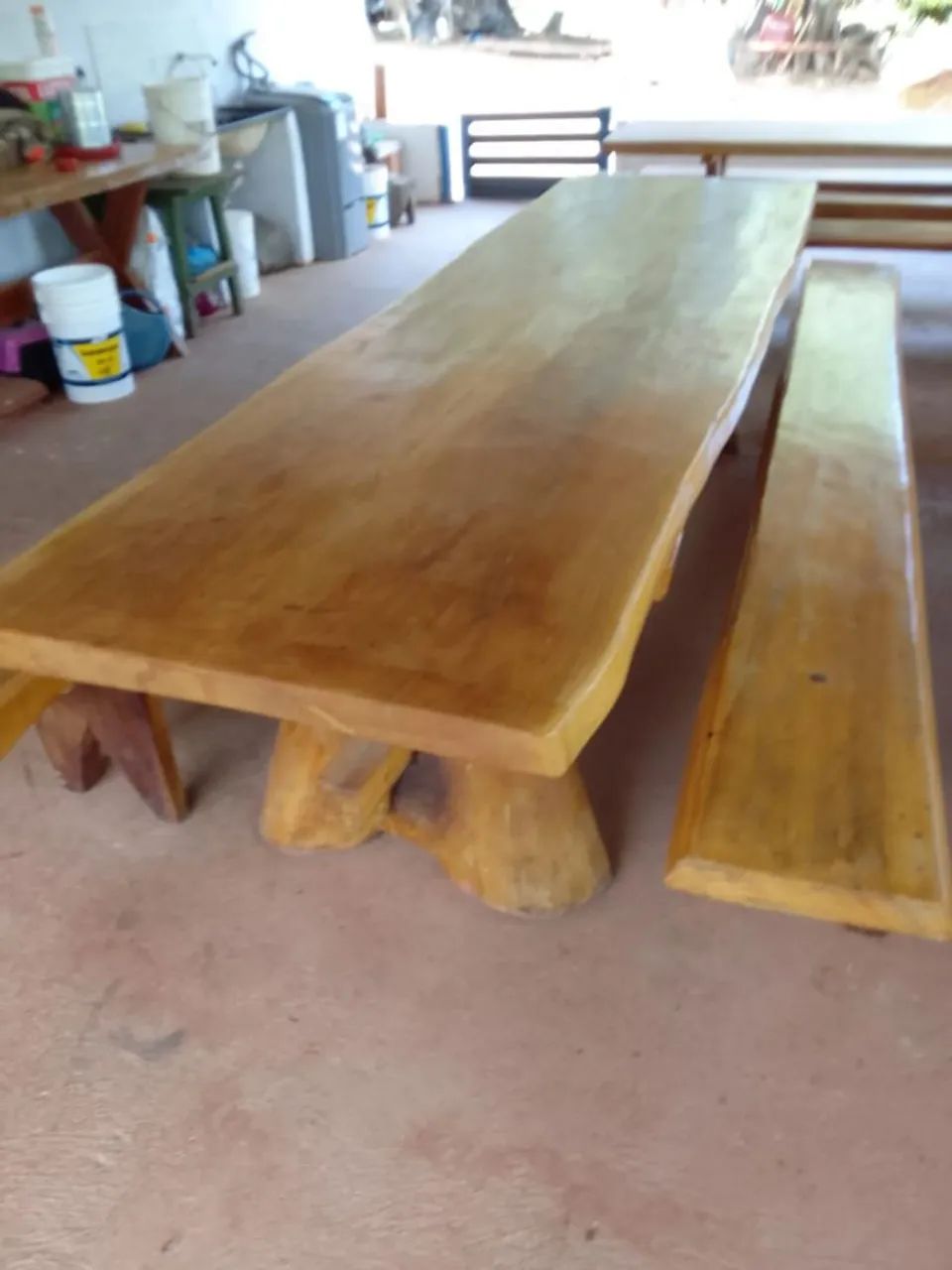Mesa rústica de peroba