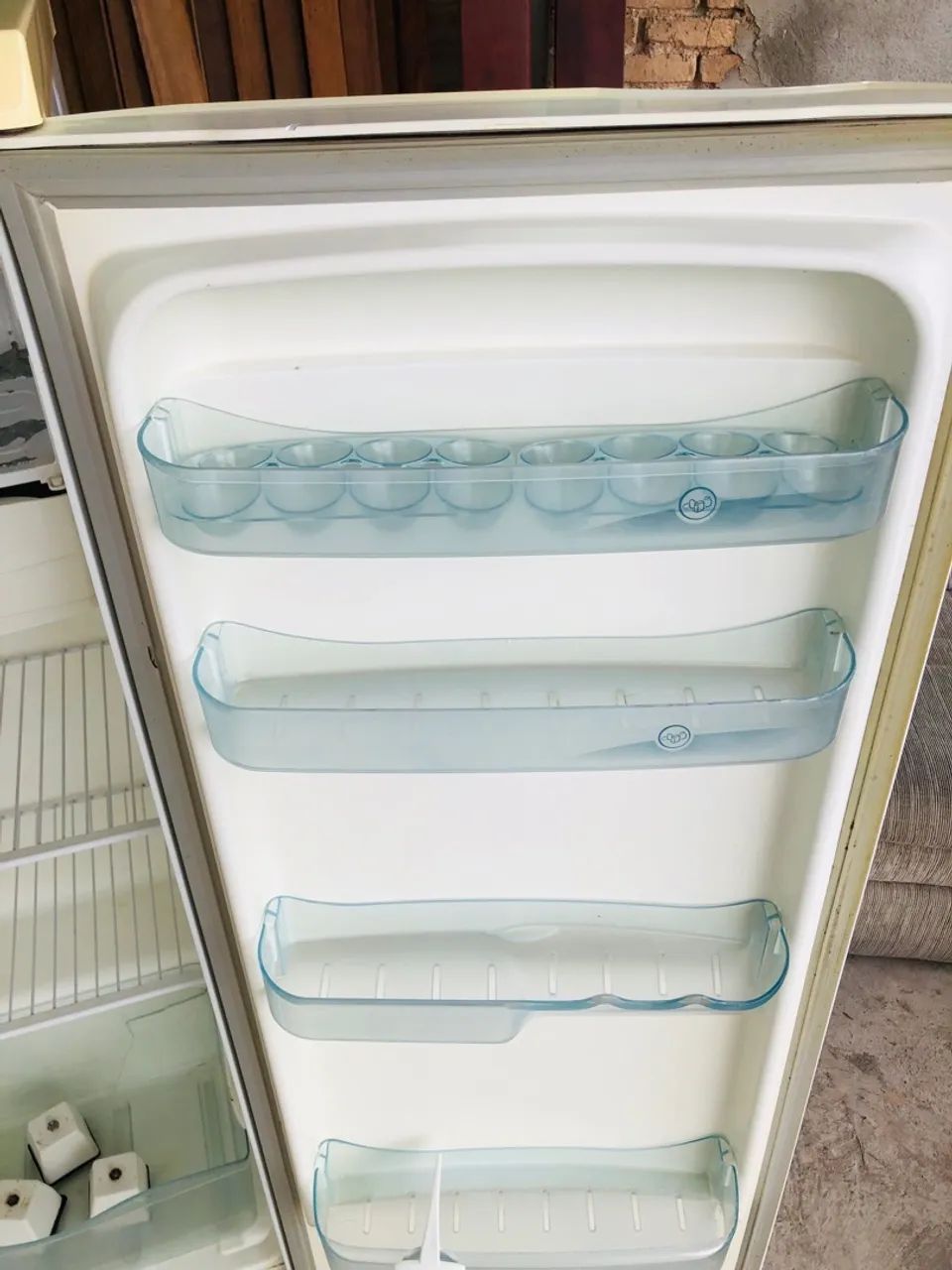 Vendo geladeira e conjunto de sofá 2 e 3 lugares, preço bom