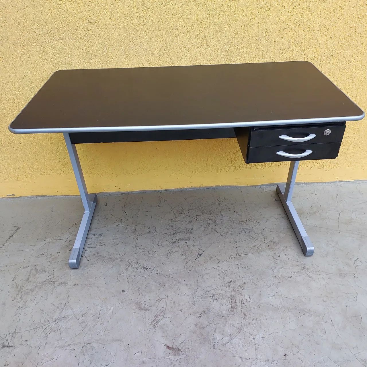 Mesa escritório com gavetas preta - Foto 4
