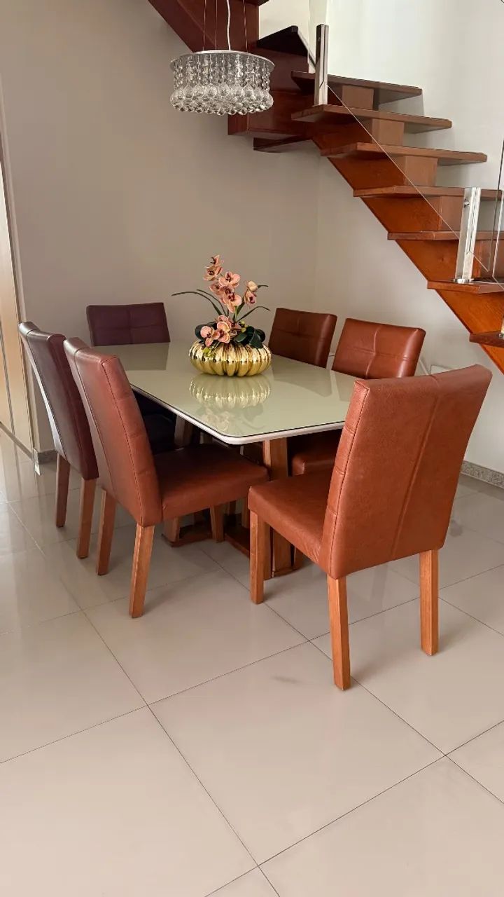 Mesa de jantar retangular com seis cadeiras