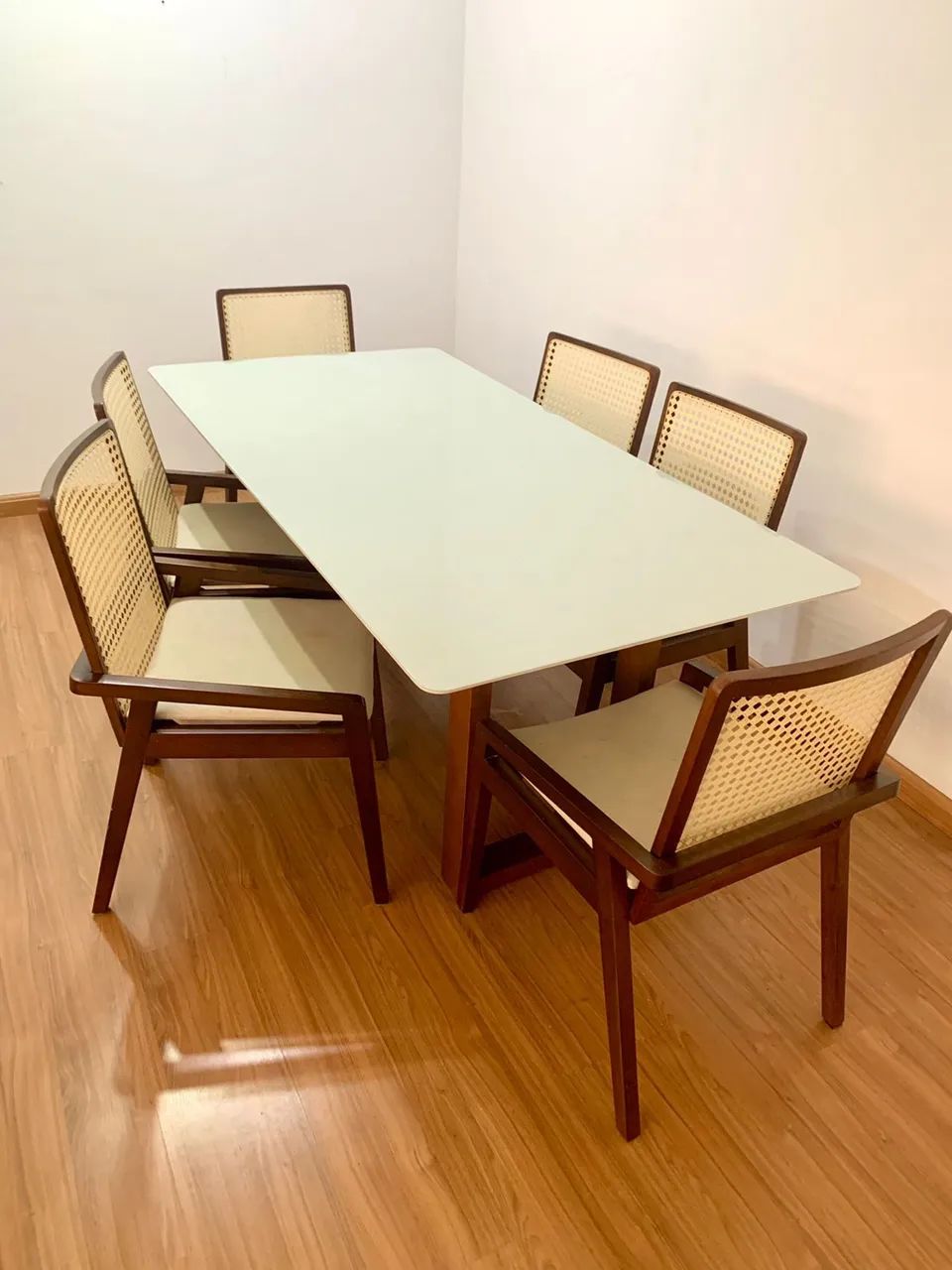 mesa com tampo de vidro e pés de madeira, com 6 cadeiras - Foto 3