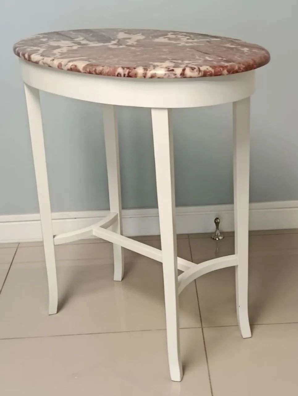 Mesa lateral branca e tampo Rosa Valência 