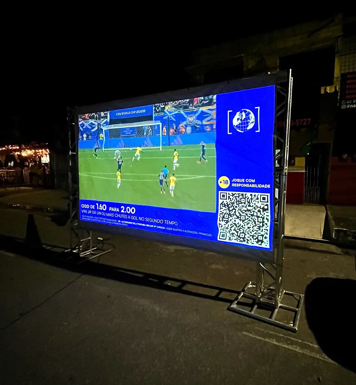Aluguel  TELÃO 3x2m, projetor e som para jogos e eventos - Foto 2