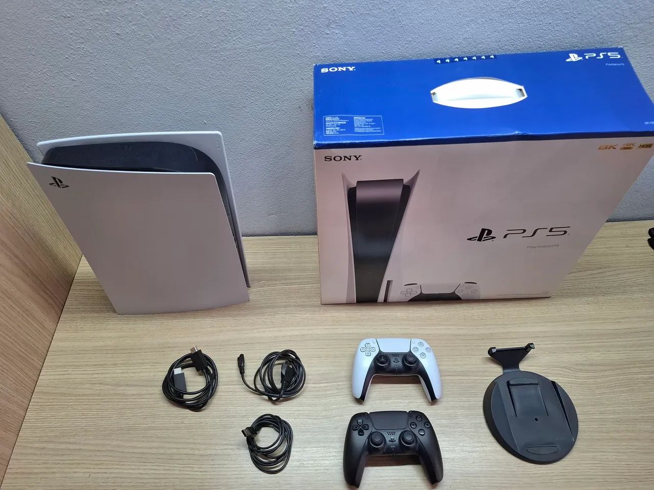 Playstation 5 normal com leitor + 2 controles. 