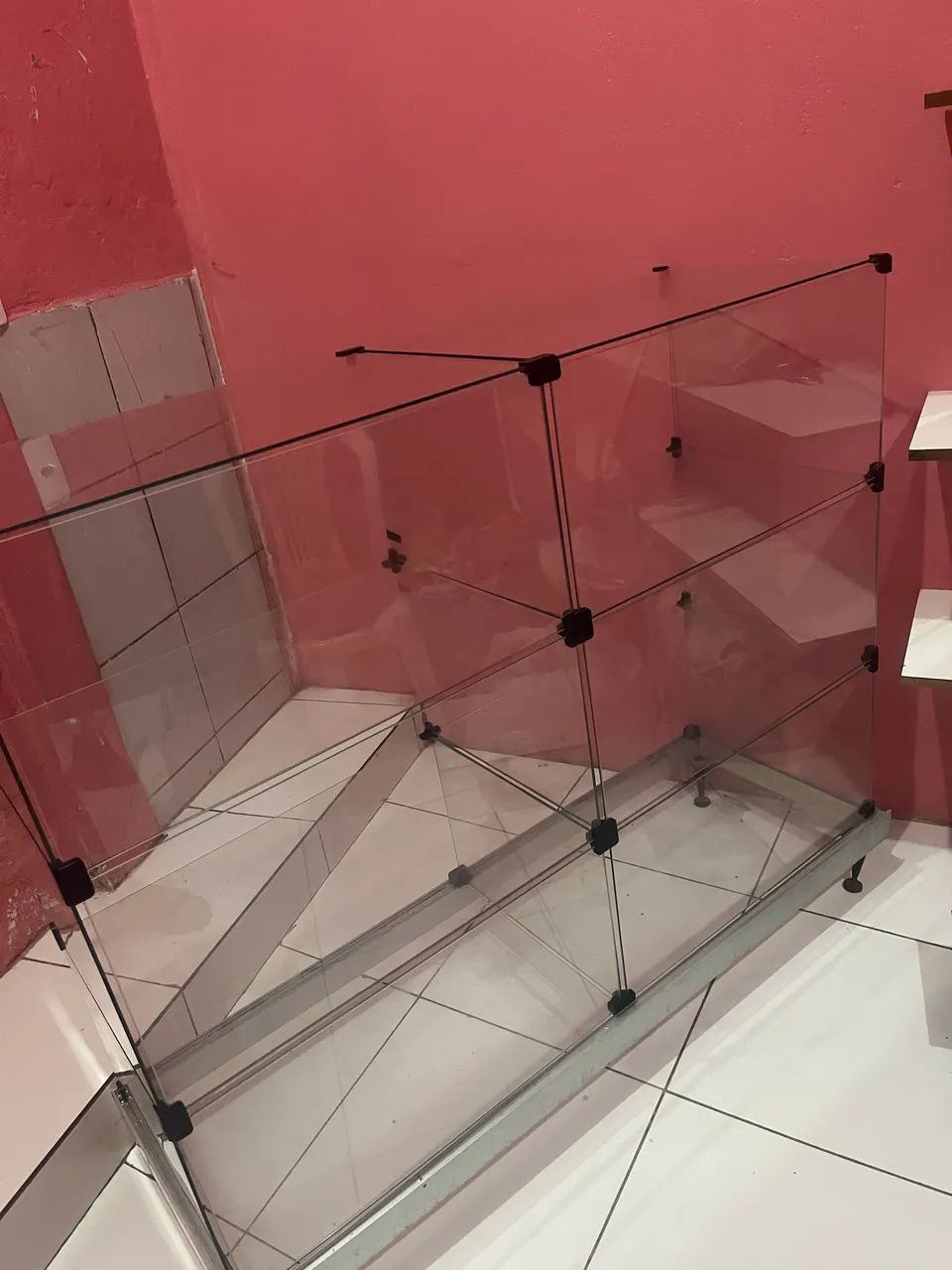 Balcão de vidro, está novo, usado pouco tempo, motivo já comprei Outro