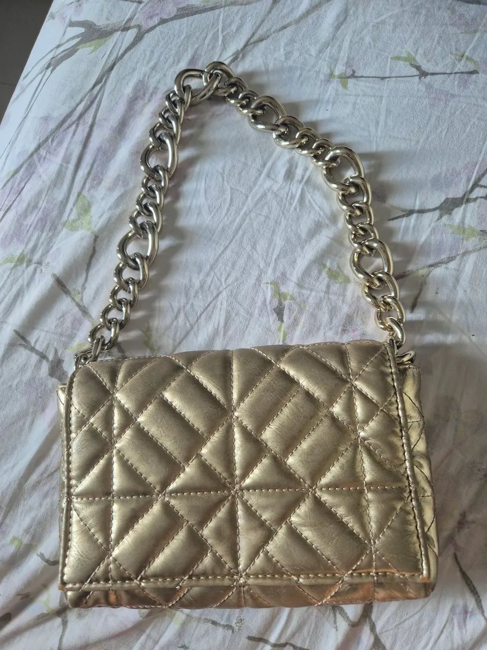 Bolsa Zara com corrente dourada 