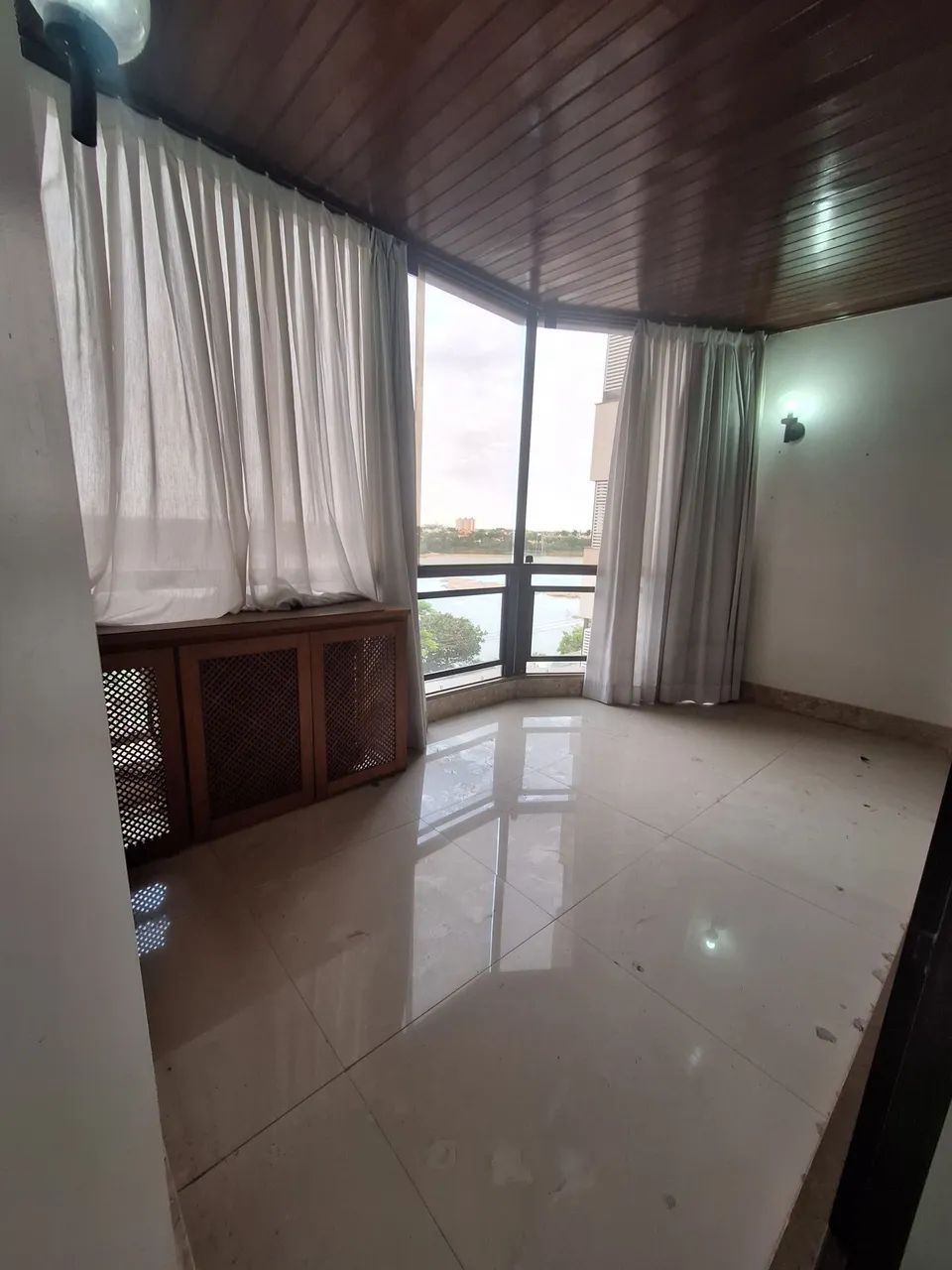 Alugo Ed. Debret aptº moboliado com 4 quartos sendo 2 suítes  - Foto 5