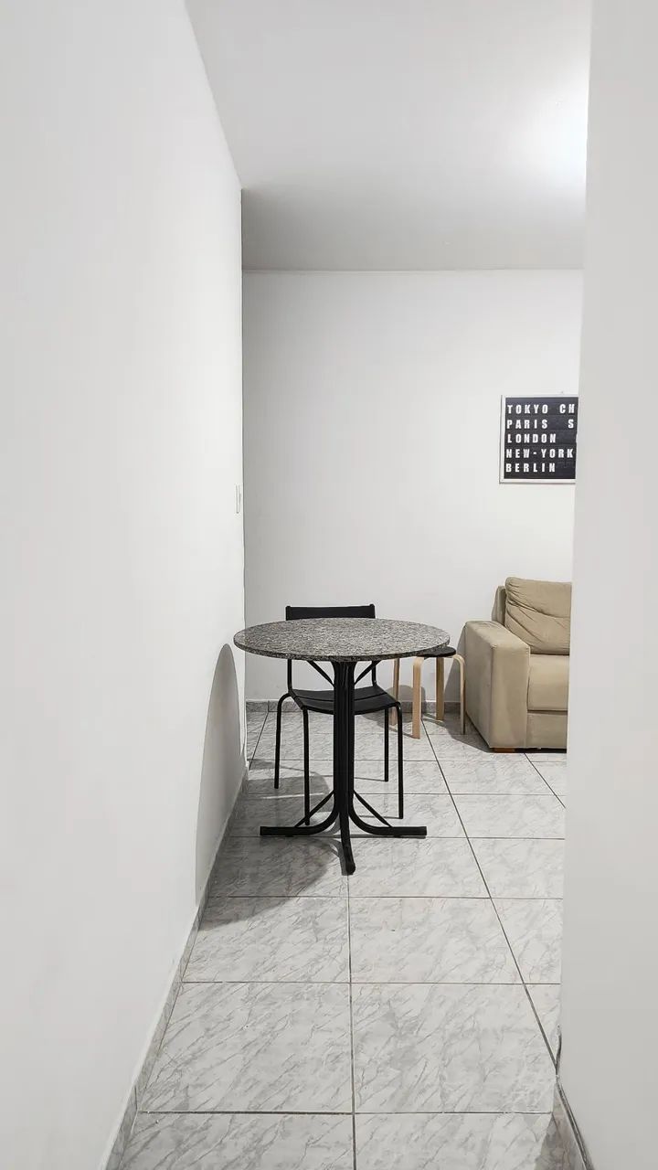 Mesa com tampo de mármore e cadeira 