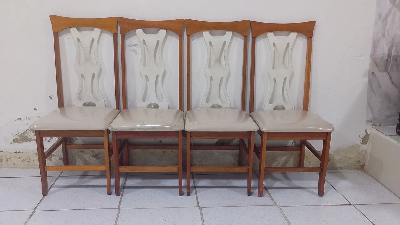 4 CADEIRAS DE MADEIRA MACIÇA MODELO PASTOR - USADO EM BOM ESTADO - Foto 2