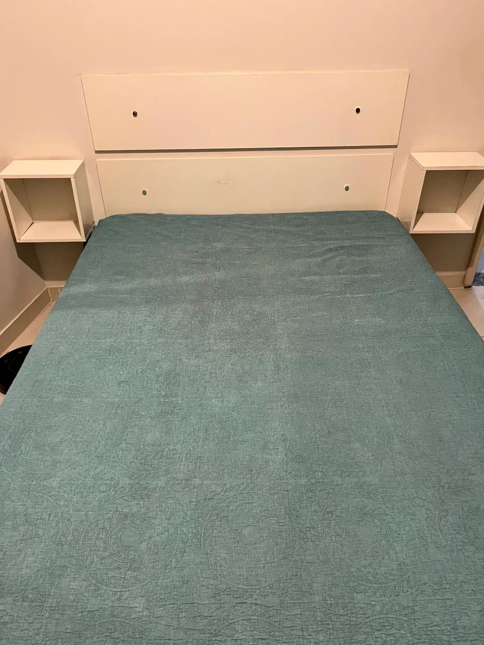 Painel branco para cama de casal 
