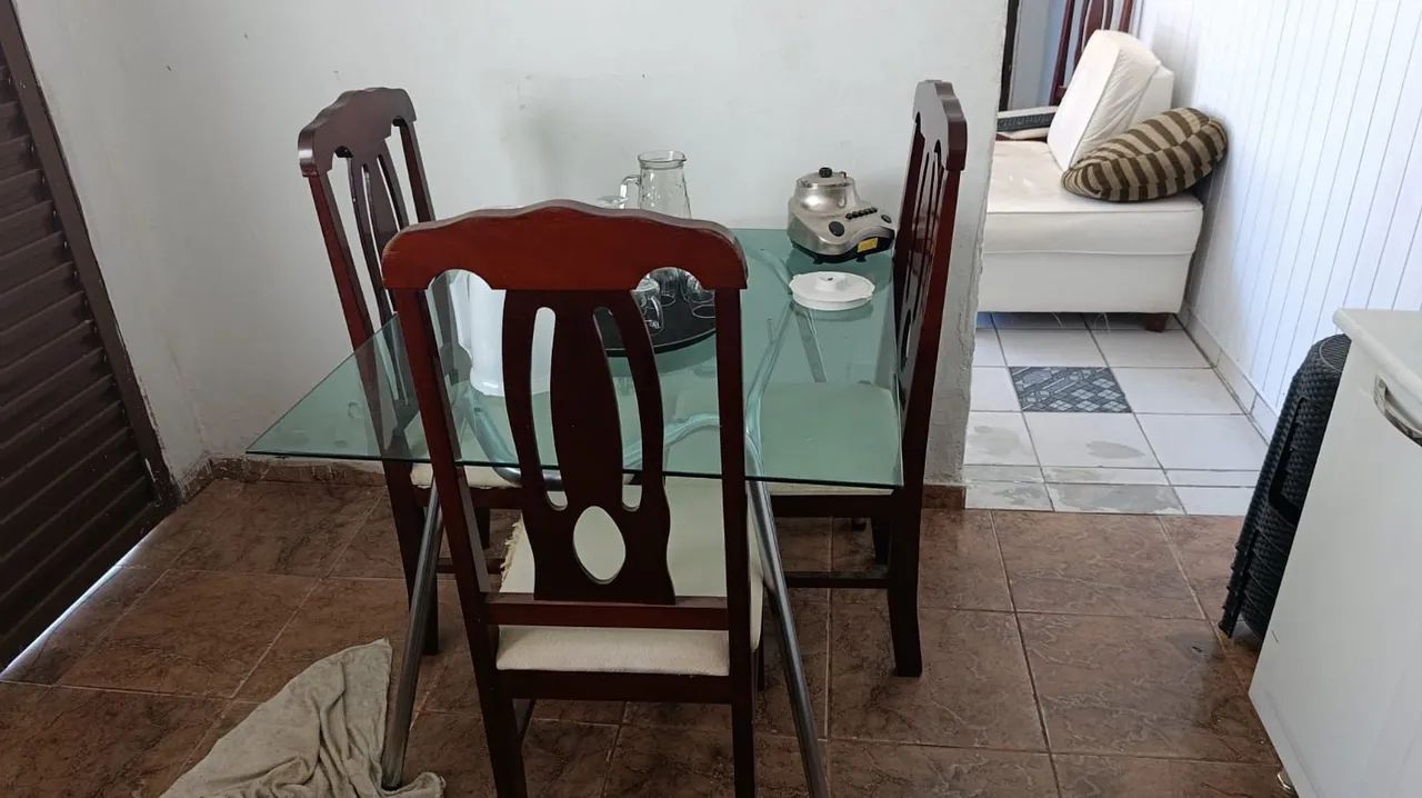 Mesa tampo de vidro 4 cadeiras