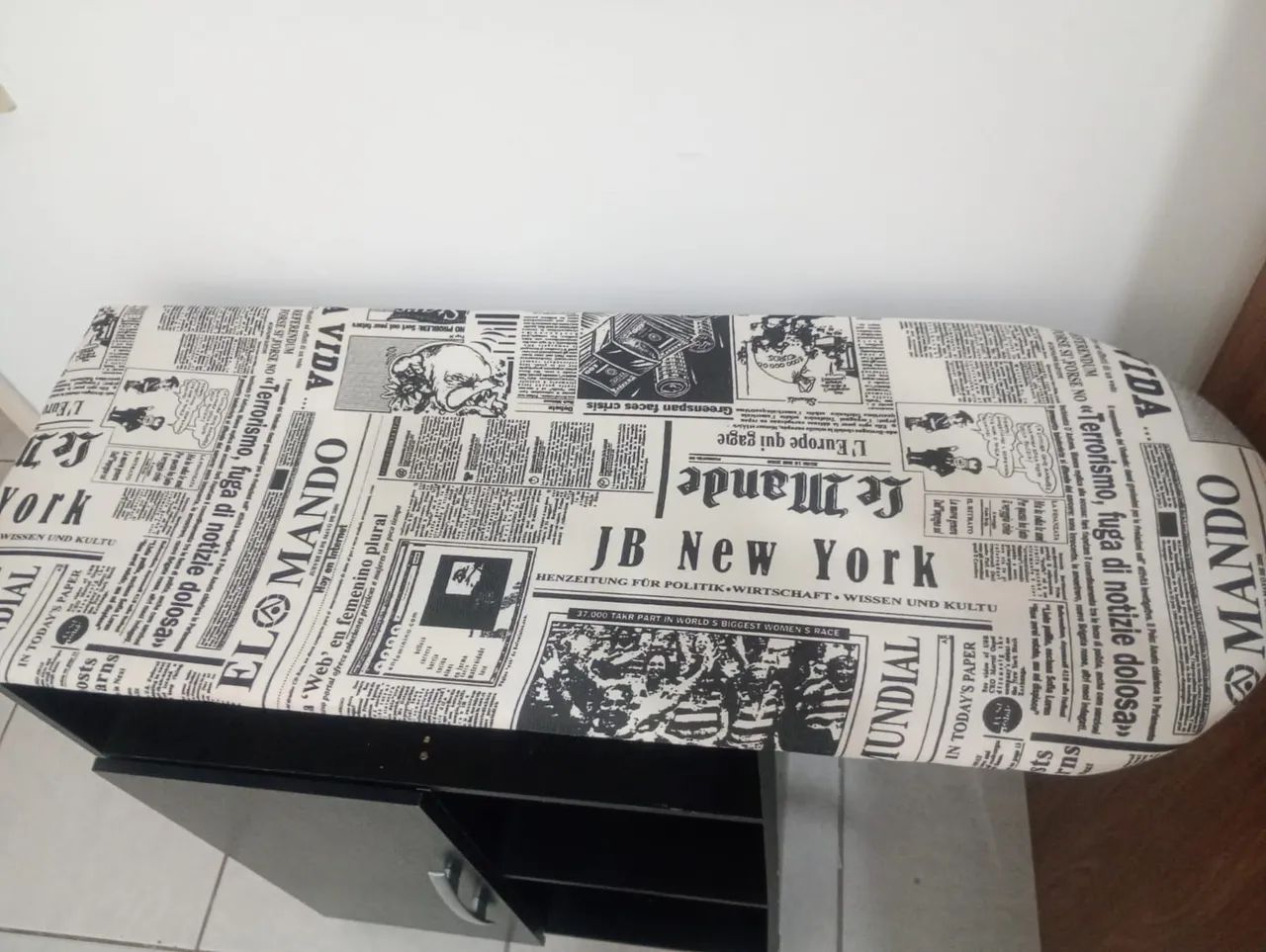 Lindo móvel de passar roupa com suporte e porta produtos