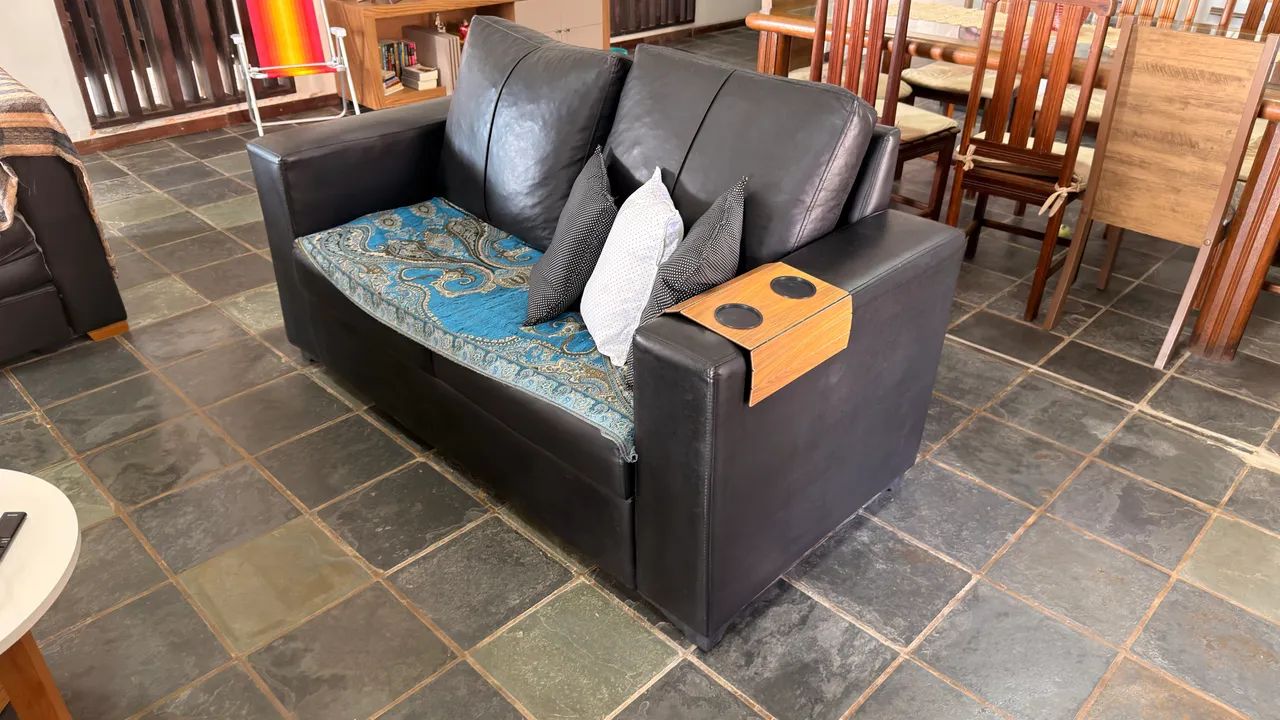 Sofá de Couro 2 e 3 Lugares com Porta-Copos - Foto 2