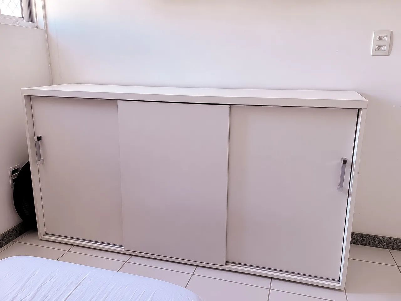 Armário baixo branco com 3 portas de correr