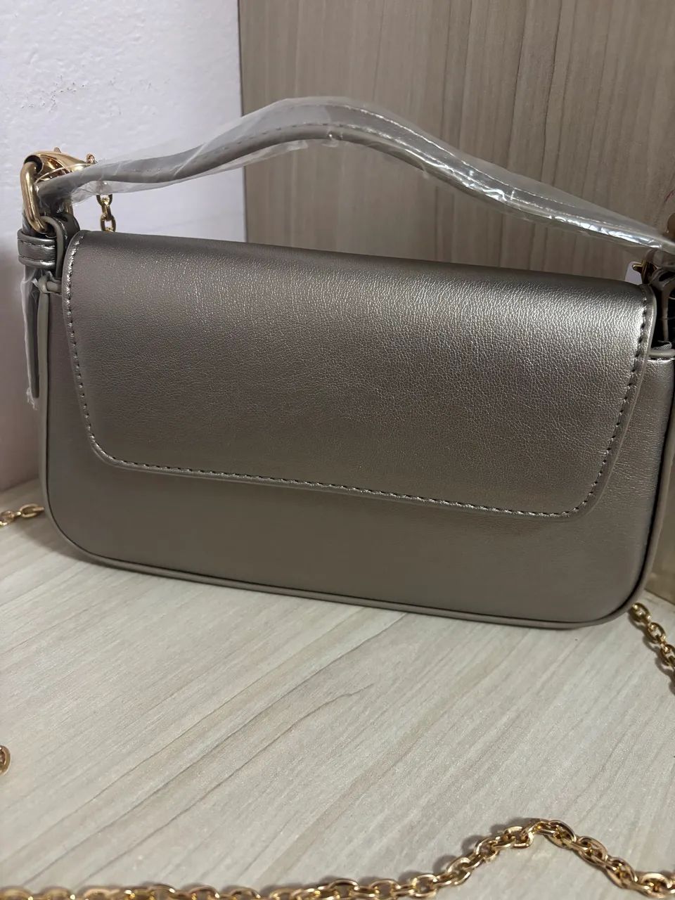 Bolsa couro nova metalizada com alça dourada  - Foto 4