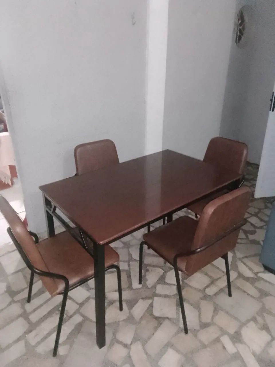 Mesa com quatro cadeiras marrom 