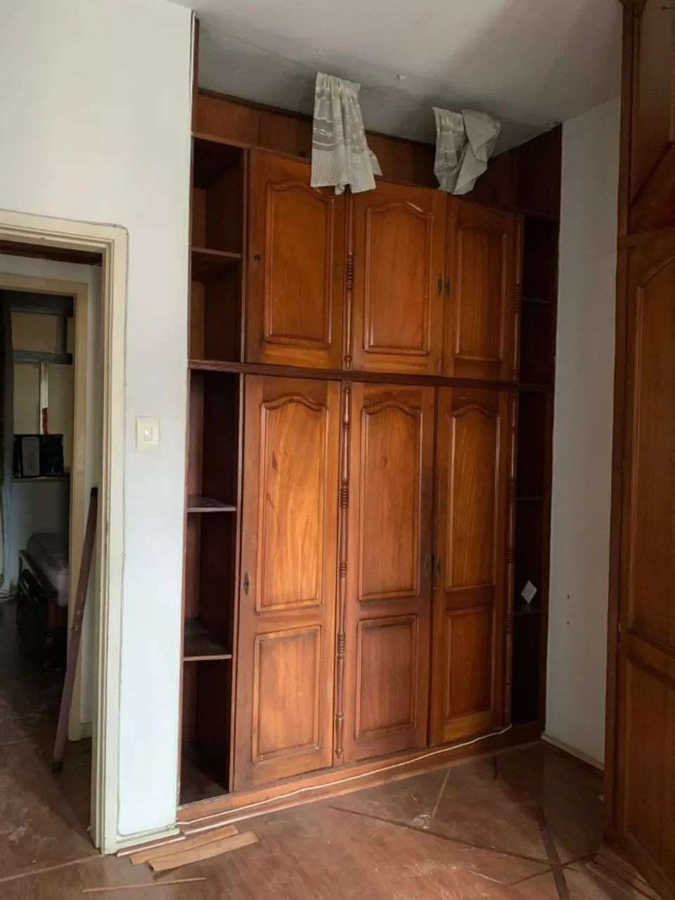 Armário Guarda-Roupa de Madeira Maciça