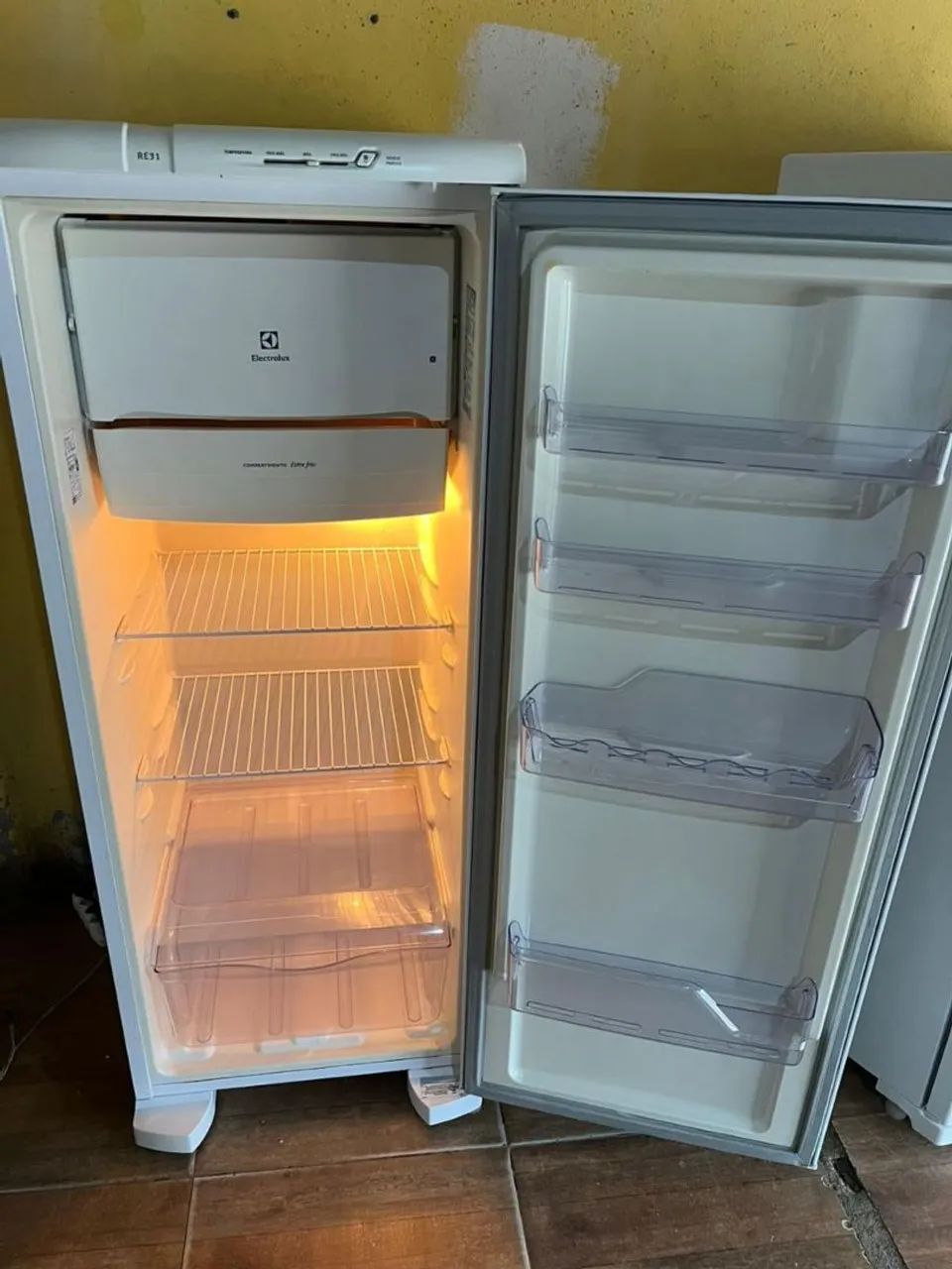 Geladeira Electrolux 220v semi nova ( ENTREGO )  - Foto 2