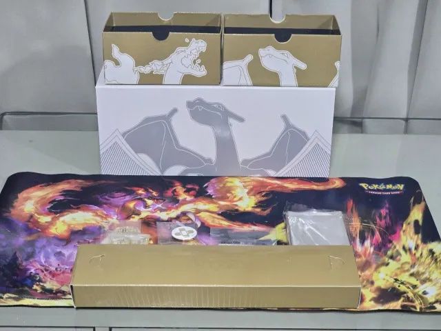 Caixa e acessórios Box Ultra Premium - Espada e Escudo - Charizard Gigantamax - Foto 2