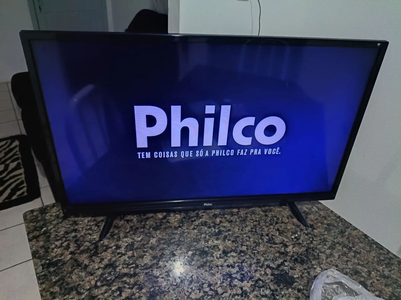 Vendo uma TV esmart 32 polegadas da Philco Seme nova bem conservada tem pezinho e  - Foto 4