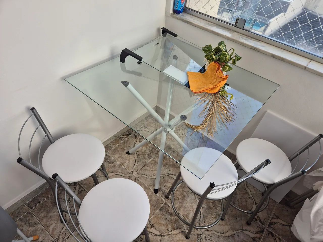 Mesa com 4 banquetas
