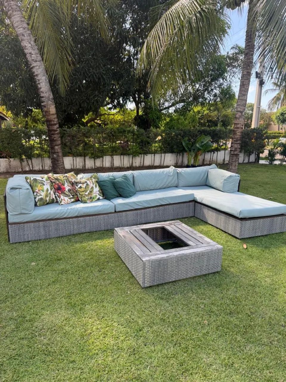 conjunto Sofá modulado e mesa de centro ROCCA