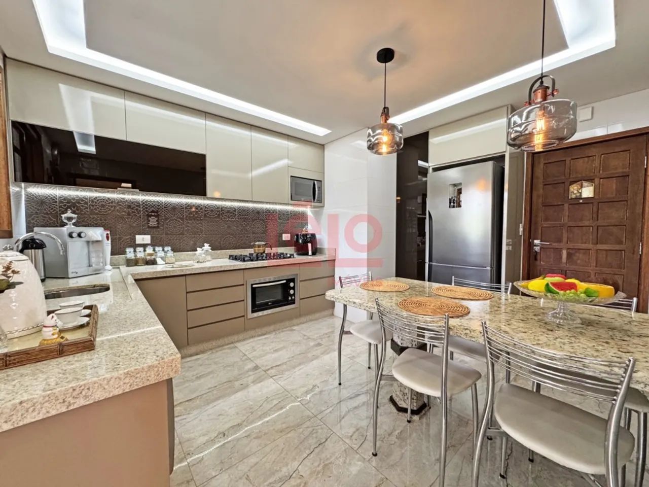 Apartamento lindíssimo todo reformado a 100 metros UEM.