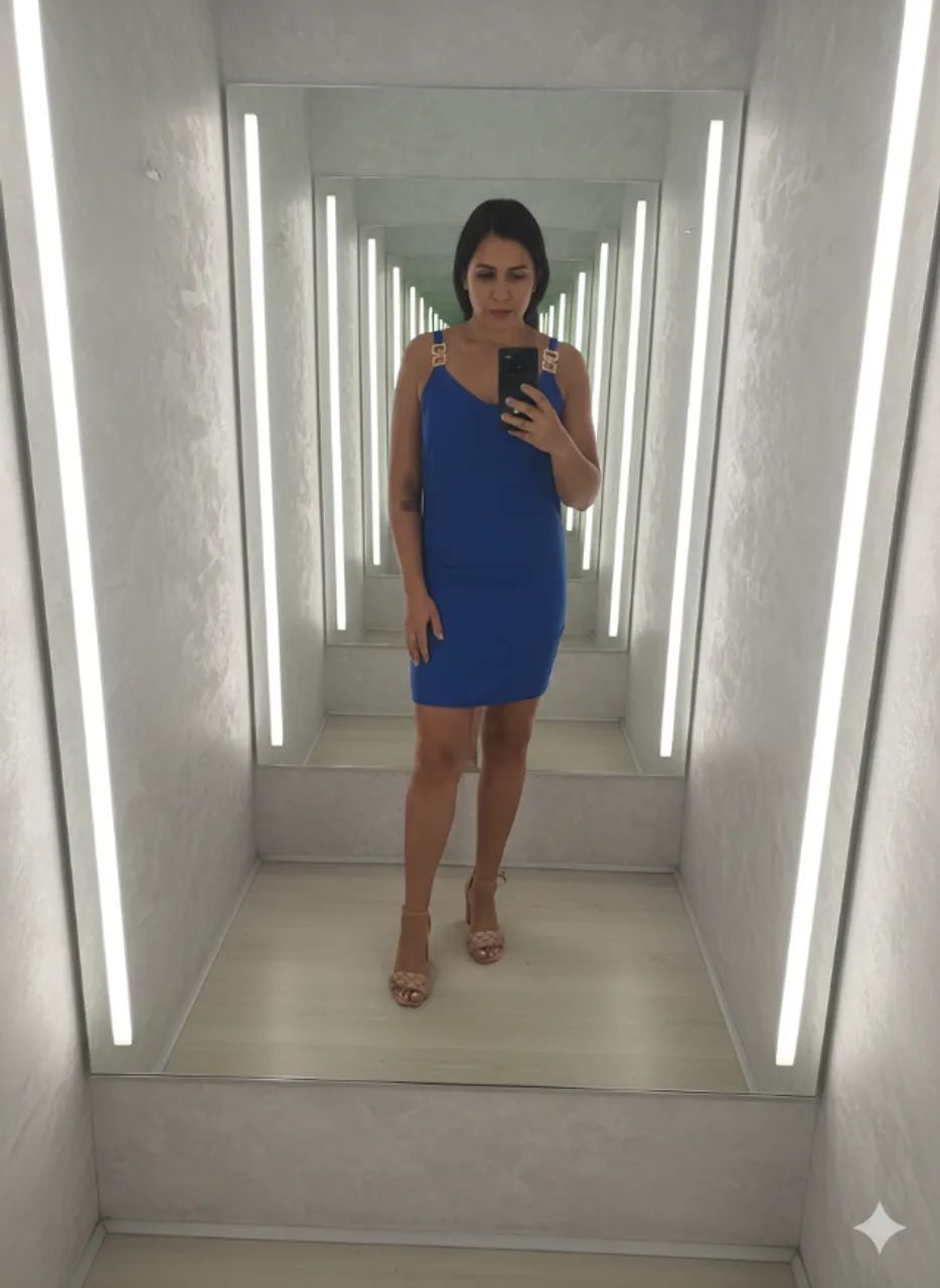 Vestido azul com detalhes em metal