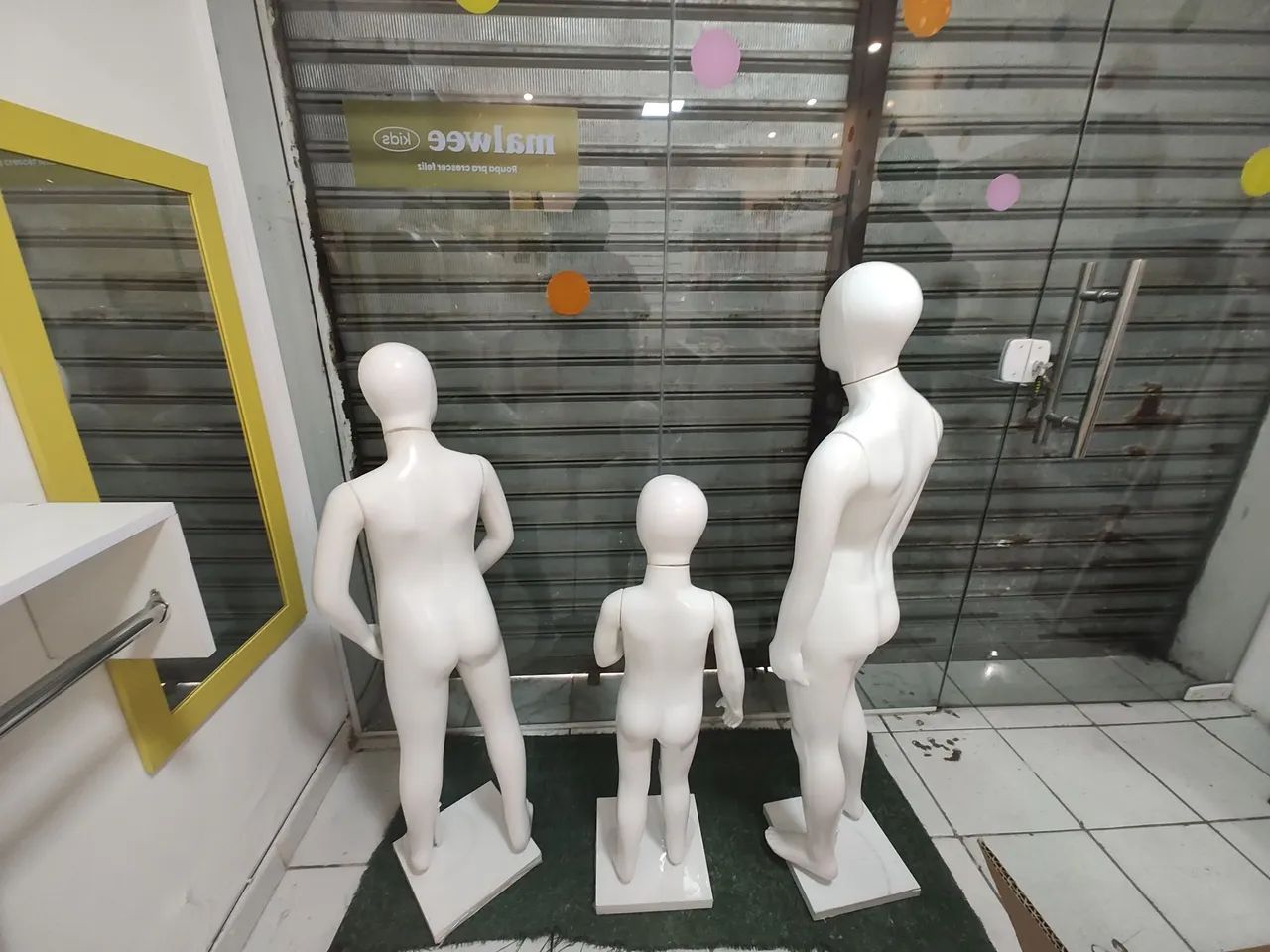 VENDO KIT COMPLETO DE MÓVEIS E MANEQUINS PARA LOJA DE ROUPAS - Foto 5