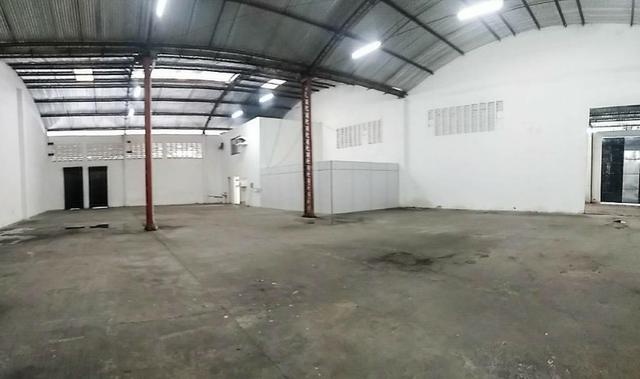 GA0040 Galpão Comercial no Ancuri, 700m² construído, escritório, vaga de garagem - Foto 8