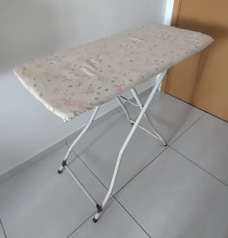 Tábua de passar roupas em metal