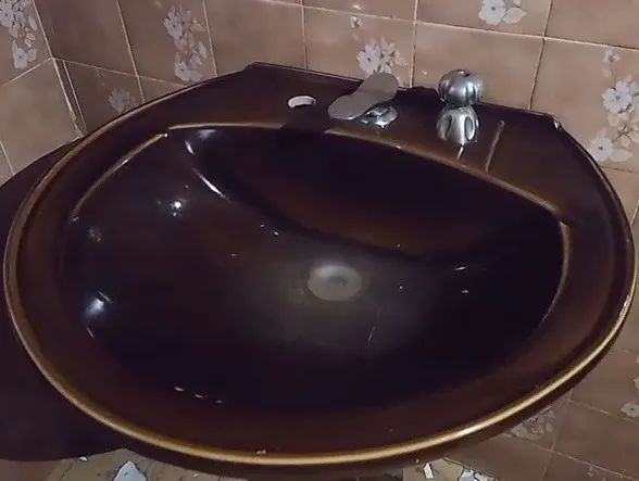 Pia muito grande redonda com coluna