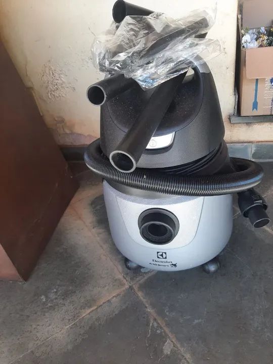 Aspirador de Pó e Água Electrolux A10N1 Cinza/Preto 220V